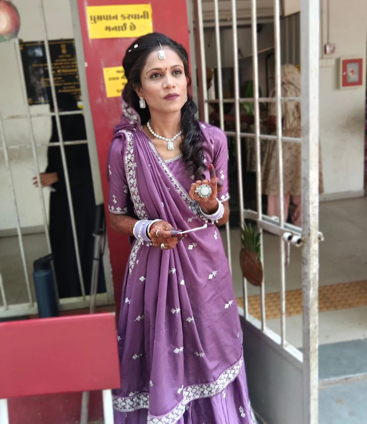 હાડગુડ ગામે ભારતીબેન સોલંકીનું અનોખું ઉદાહરણ: પહેલા મતદાન, પછી લગ્ન