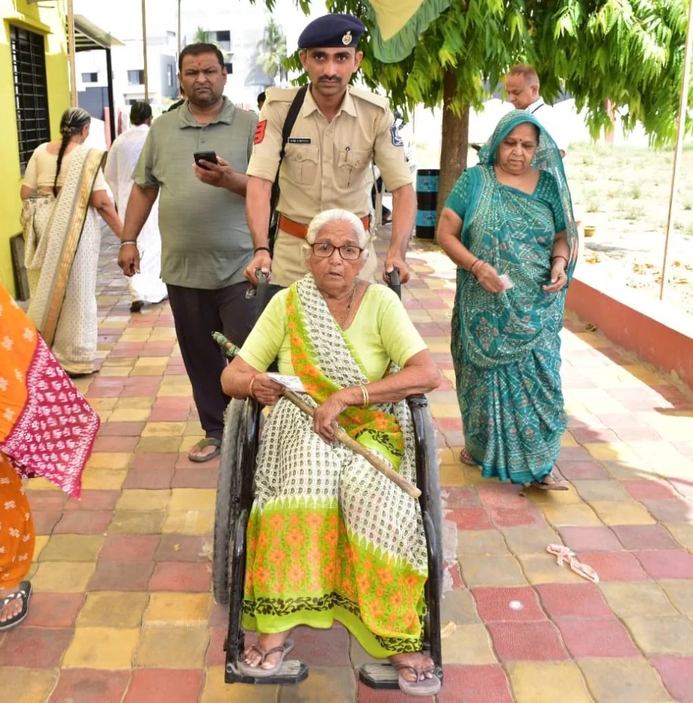 આણંદમાં જોવા મળ્યો લોકશાહીનો અદભૂત ઉત્સાહ, વયોવૃદ્ધ મહિલા મતદાર પુંજીબેન પરમારે વ્હીલચેર પર આવી મતદાન કર્યું