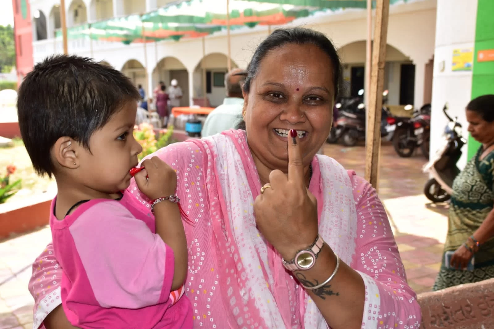 કરમસદના મહિલા મતદાર ગાયત્રીબેને સાંજના ૬:૦૦ વાગ્યા પહેલા મતદાન મથક પર પહોંચી મતદાન કરવા નાગરિકોને કરી અપીલ