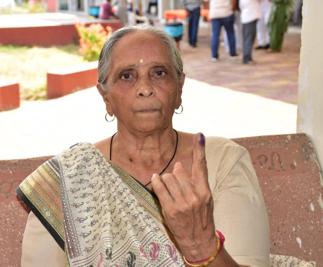 લોકશાહીનો ઉત્સવ: ૭૪ વર્ષીય રંજનબેન ગોસ્વામી બન્યા પ્રેરણાસ્ત્રોત, આણંદમાં ઉત્સાહથી કર્યું મતદાન