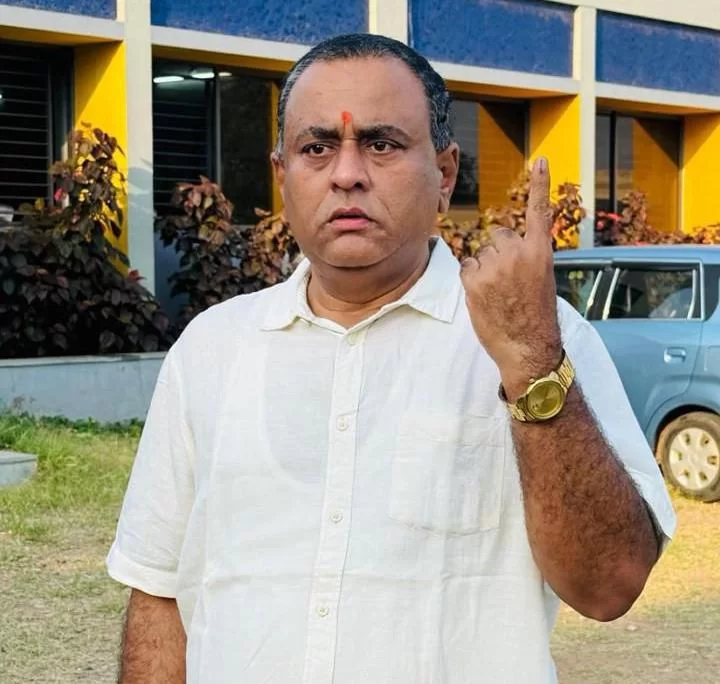 સોજીત્રા વિધાનસભાના ધારાસભ્ય વિપુલભાઈ પટેલે ડભોઉ ગામે કર્યું મતદાન