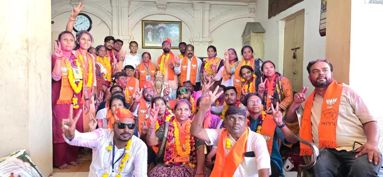 પેટલાદમાં વિજયોત્સવ: મંત્રી કમલેશભાઈ પટેલ અને વિજેતા ઉમેદવારોએ રણછોડજીના ચરણે શીશ ઝુકાવ્યું, વાસુદેવ મહારાજના લીધા આશીર્વાદ