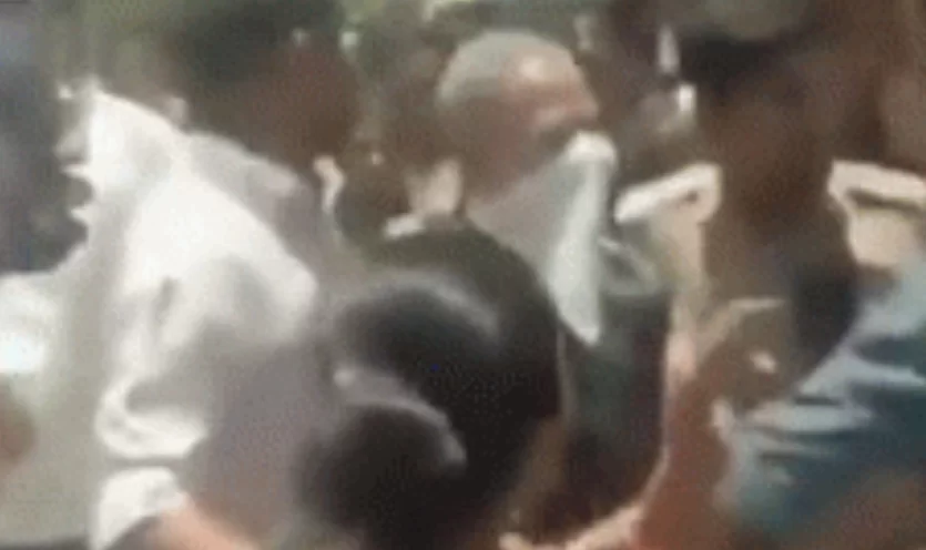 11 વર્ષની બાળકી સાથે અશ્લીલ હરકત: આરોપી પર જનતાનો ગુસ્સો ફાટી નીકળ્યો