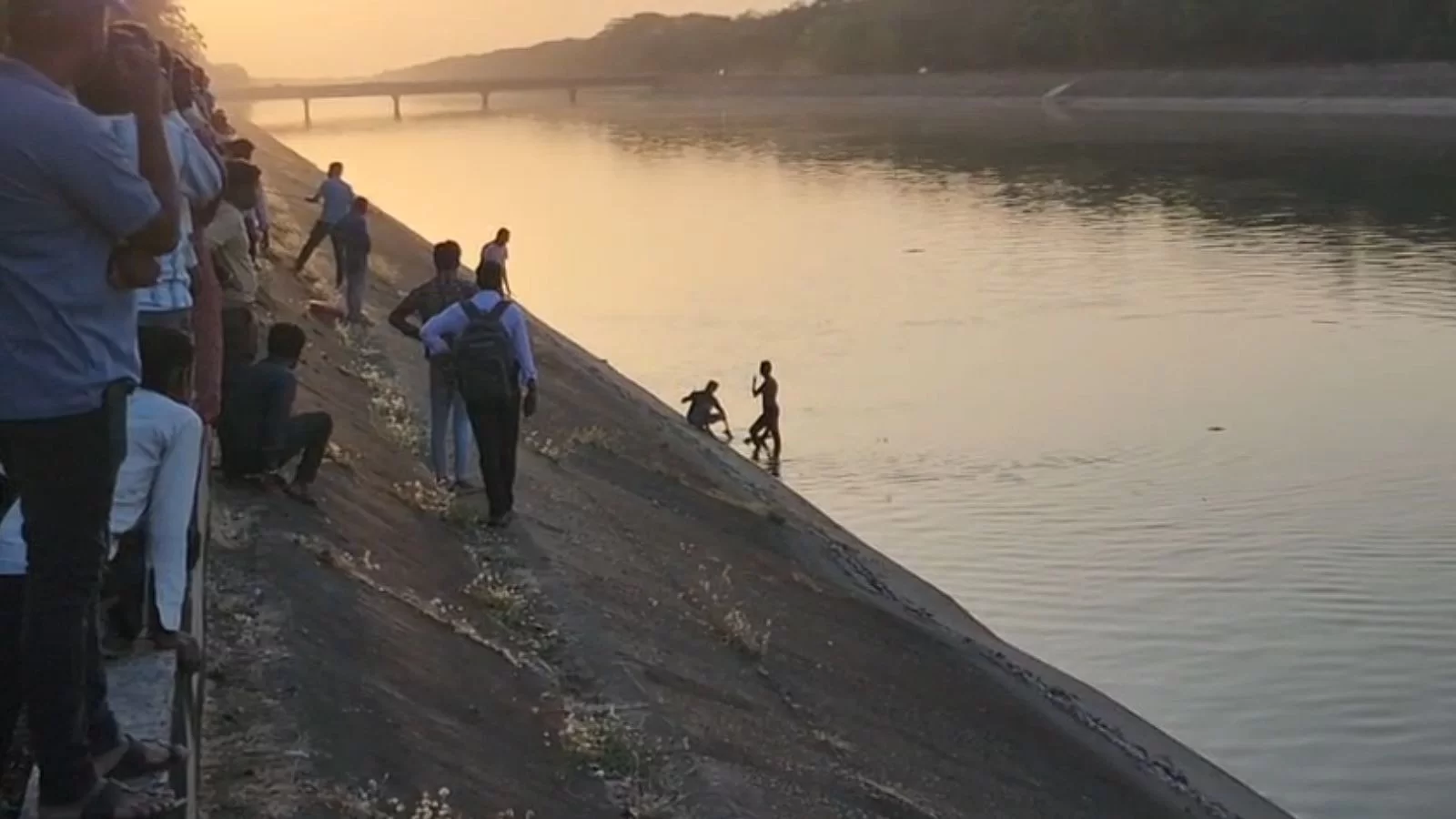 કપડવંજ: કૌટુંબિક વિખવાદમાં સામૂહિક આત્મહત્યાનો પ્રયાસ, કેનાલમાં કૂદતા પત્ની અને બે પુત્રીના મોત, પતિ લાપતા