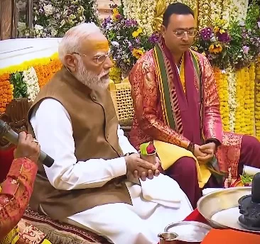 શિવભક્તિમાં લીન PM મોદી: સોમનાથ દાદાના ગર્ભગૃહમાં કરી વિશેષ પૂજા અને જલાભિષેક, આરતીના નાદથી ગુંજી ઉઠ્યું મંદિર