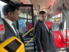 PM મોદીની અપીલની અસર: નીતિન ગડકરીએ લીધો મોટો નિર્ણય, હવે કાફલો છોડી બસમાં કરશે મુસાફરી
