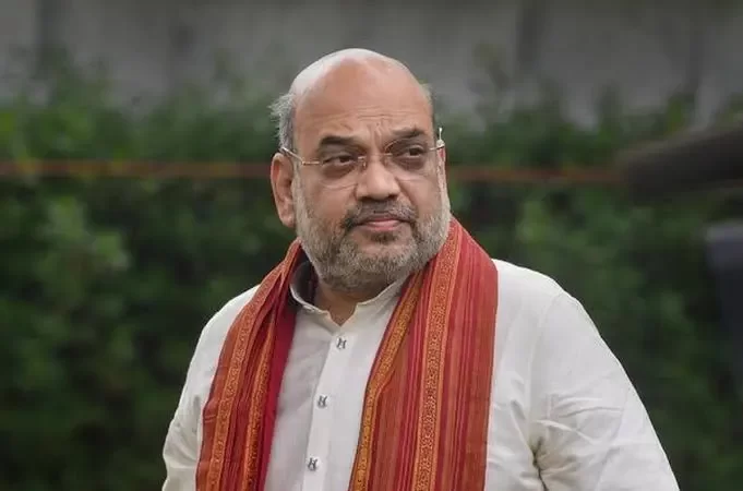 અમિત શાહ બે દિવસીય ગુજરાત પ્રવાસે: માત્ર ૪ વાહનોના કાફલા સાથે પહોંચ્યા, હર્ષ સંઘવી અને ઉચ્ચ અધિકારીઓ સાથે યોજી સમીક્ષા બેઠક