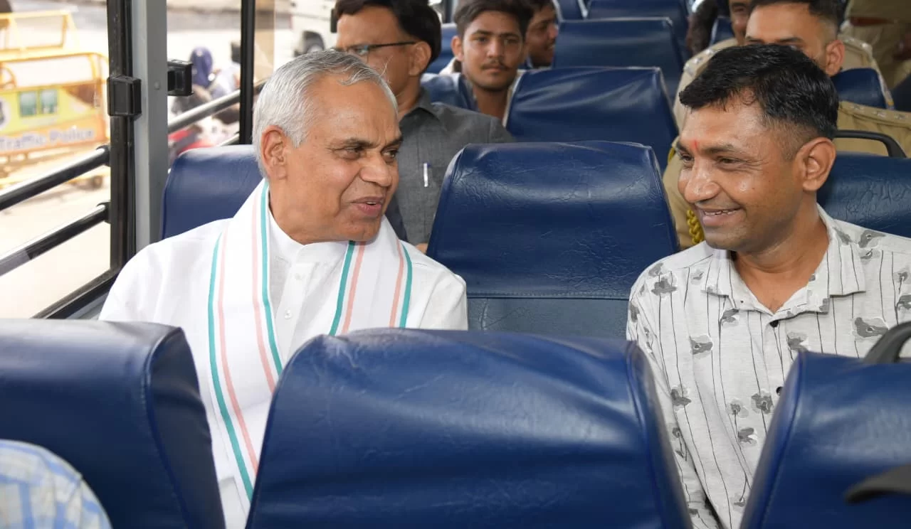 એસ.ટી. બસમાં મુસાફરી કરીને રાજ્યપાલ આચાર્ય દેવવ્રતજી પહોંચ્યા સાબરકાંઠાના કેશરગંજ ગામે