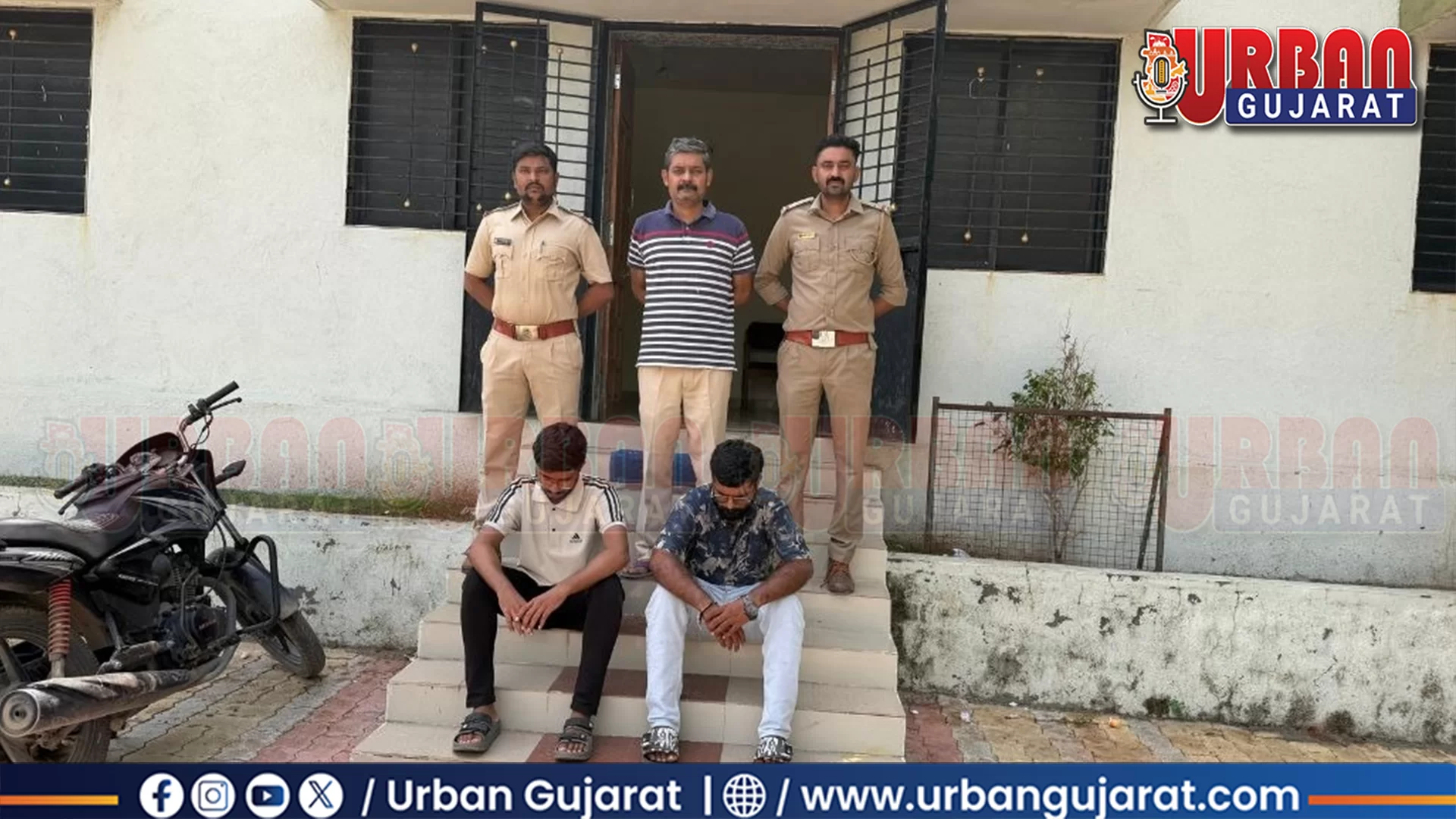 અમરેલીમાં સિંહની પજવણી કરવી બે યુવકોને ભારે પડી! મેટિંગ સમયે સિંહની નજીક જઈ ખલેલ પહોંચાડનાર બંને યુવકો સામે વન વિભાગે ગુનો દાખલ કર્યો