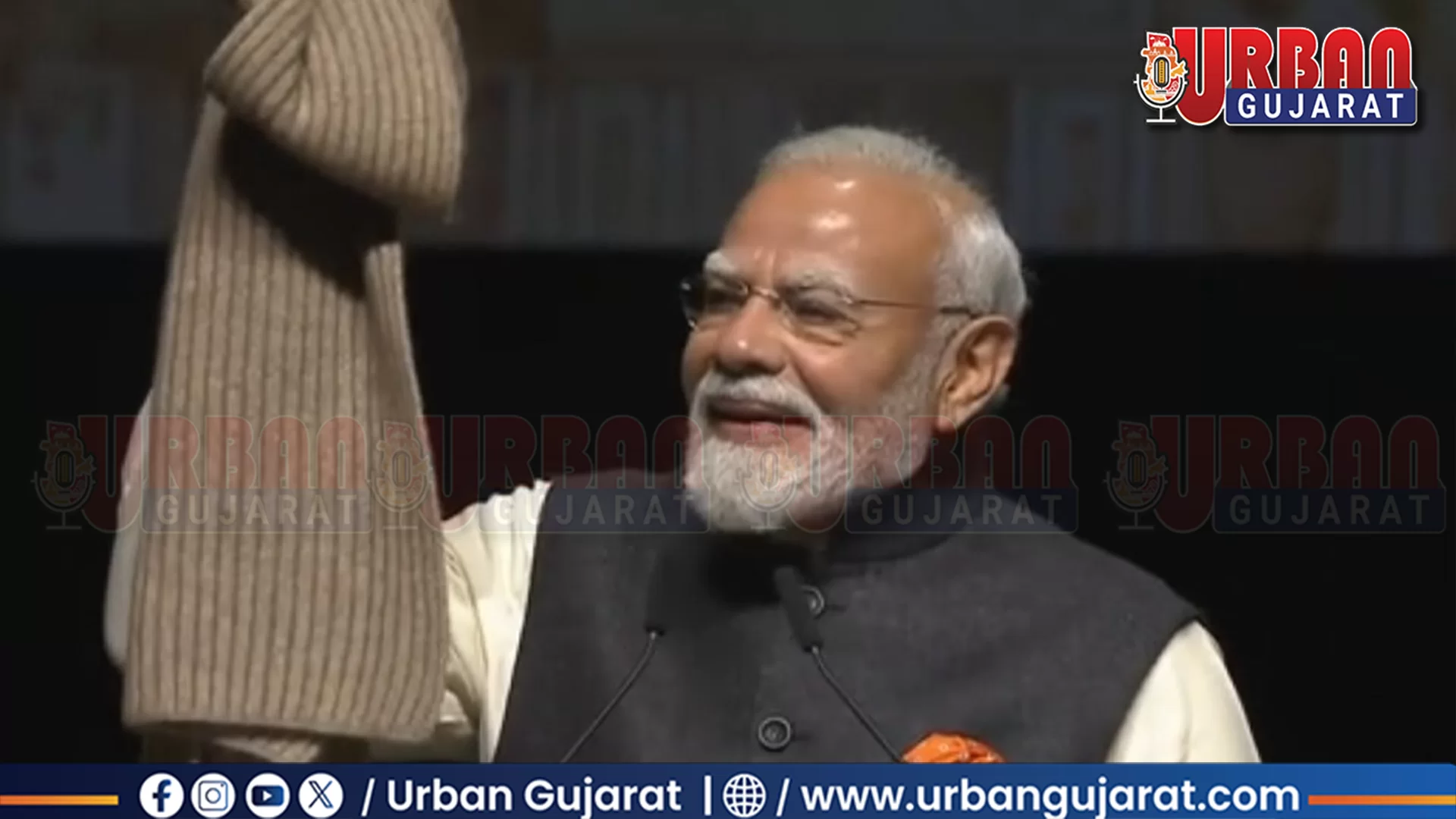 ન્યૂઝીલેન્ડમાં ભારતીયોને સંબોધતા PM મોદીએ બતાવ્યું 30 વર્ષ જૂનું મફલર! ત્રણ ખાસ ગિફ્ટ સાથે જોડાયેલી યાદો અને રસપ્રદ કિસ્સો સંભળાવ્યો